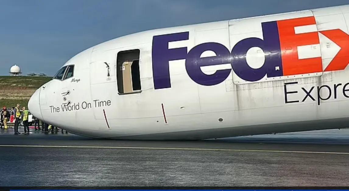 Boeing 767, принадлежащий FedEx Express, использовал заднее шасси и затем опустил нос в переднюю часть фюзеляжа