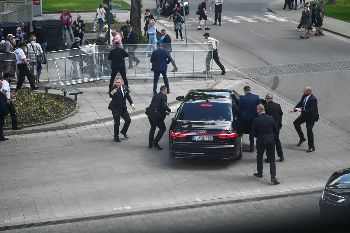 Фицо ранен несколькими пулями. Одна попала в живот, другая прошла через живот до бедренной кости, а третья в плечо