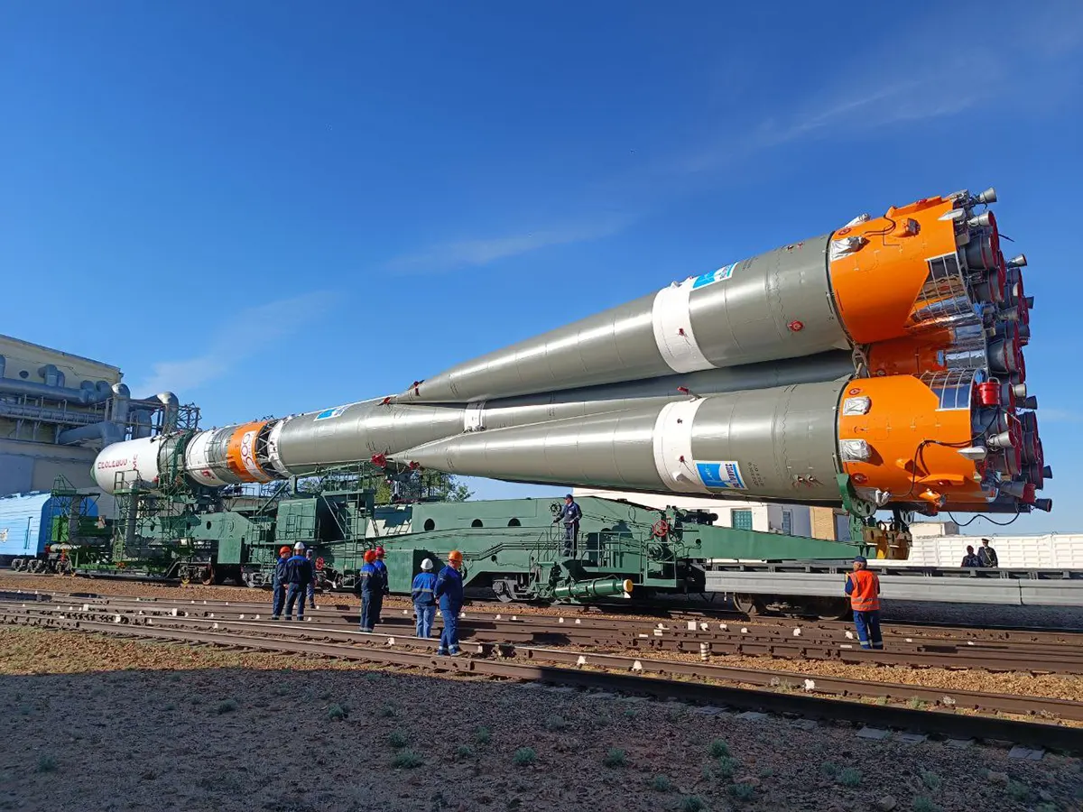Ракета «Союз-2.1а» с кораблем «Прогресс МС-27» на стартовой площадке Байконура