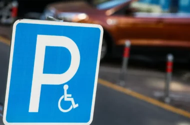 Госдума рассмотрит законопроект о запрете эвакуировать авто со знаком «Инвалид»