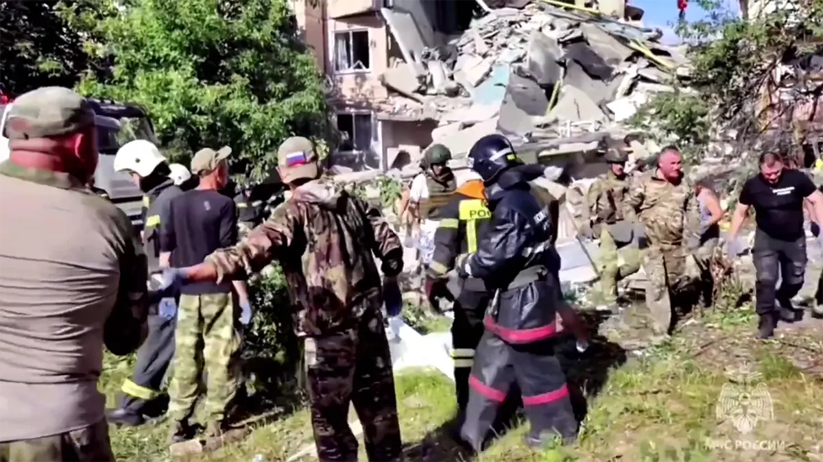 В Белгородской области спасатели МЧС трудятся на месте происшествия